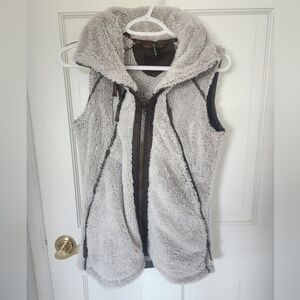 Kuhl Plush Hooded Sleeveless Vest in Light Gray with Dark Brown Trim